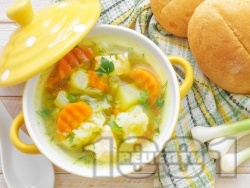 Вкусна бистра пилешка супа с месо от филе и зеленчуци - картофи, карфиол, моркови, грах от консерва и зелен боб поръсена с копър (без застройка) - снимка на рецептата Вкусна бистра пилешка супа с месо от филе и зеленчуци - картофи, карфиол, моркови, грах от консерва и зелен боб поръсена с копър (без застройка) - снимка на рецептата